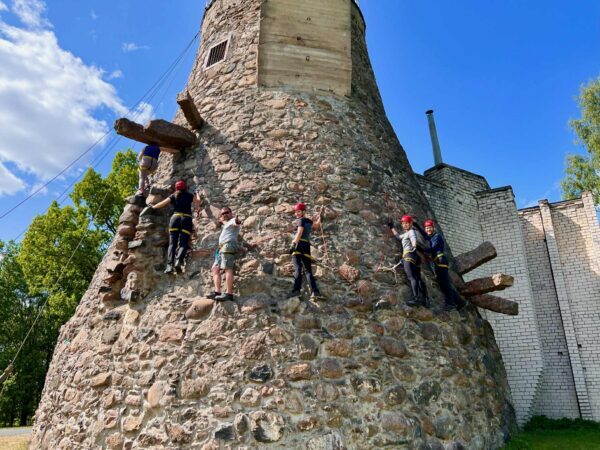 Matkakool: kaljuronimine Karulas